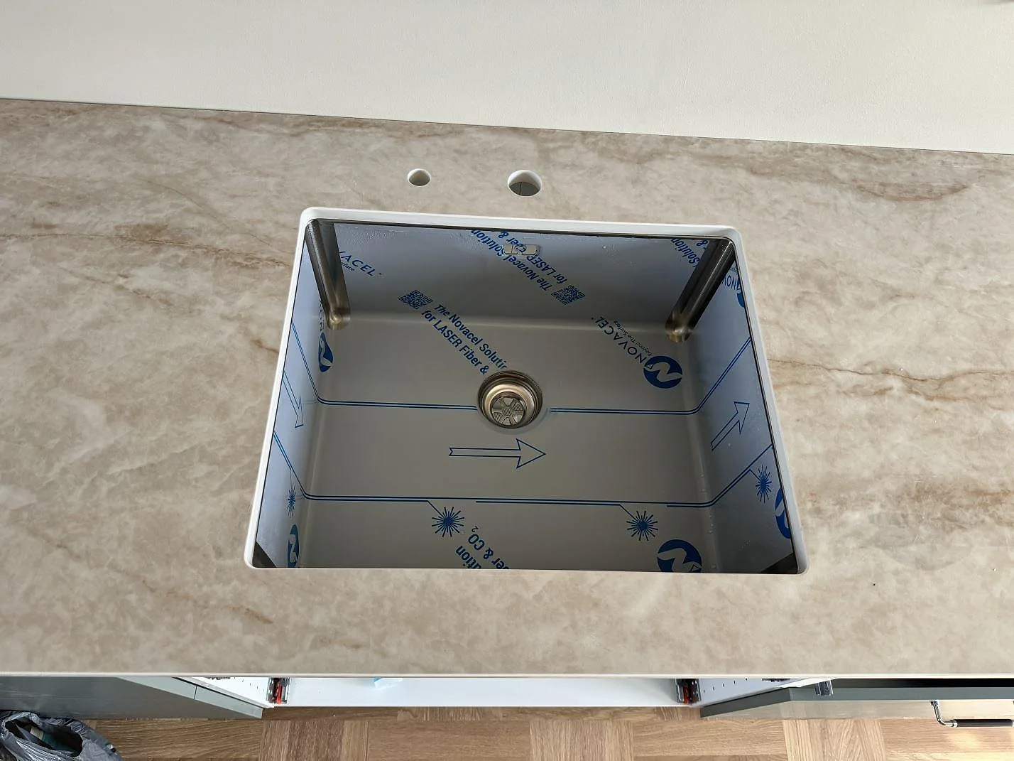 Detalj av underlimmad rostfri diskho i Nuovo Corso Taj Mahal keramikbänkskiva i Malmö.