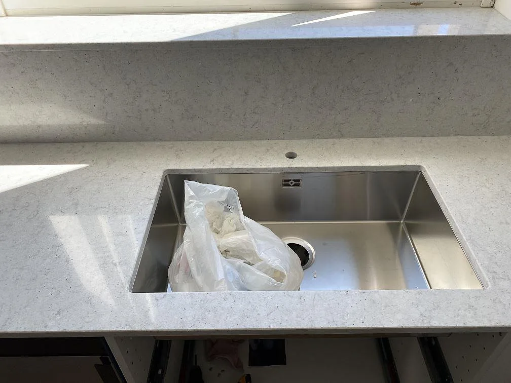 Stor underlimmad rostfri diskho i vit polerad Quarella Bianco Savoia köksbänkskiva i Helsingborg.