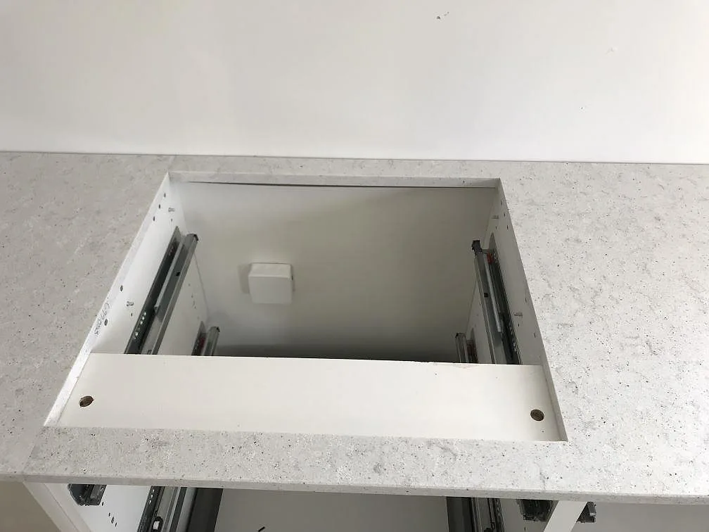Närbild på köksbänkskiva i Quarella Bianco Savoia, polerad kvartskomposit med fint melerad yta i Östra Grevie.