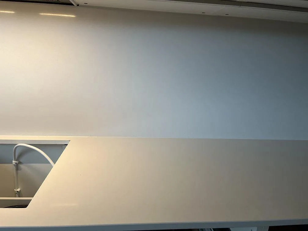Vit köksbänkskiva i Quarella Blanco Sal med urtag för diskho och köksblandare, polerad, i Tjörnarp.