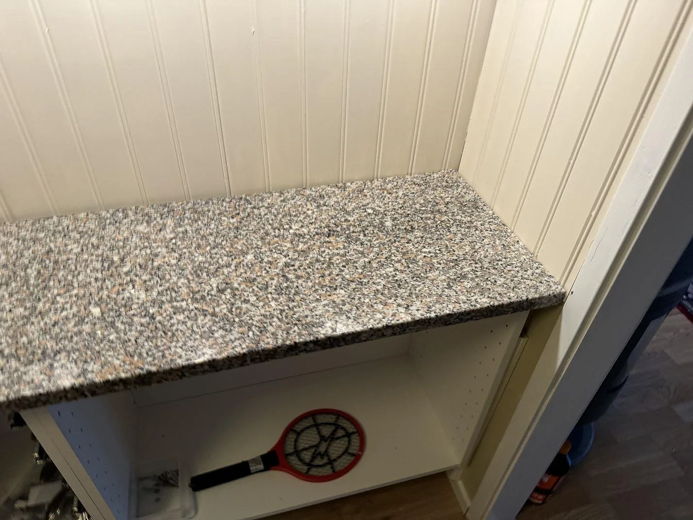 Installerad köksbänkskiva i polerad Rosa Beta granit mot pärlspont och vit stomme i Braastad.