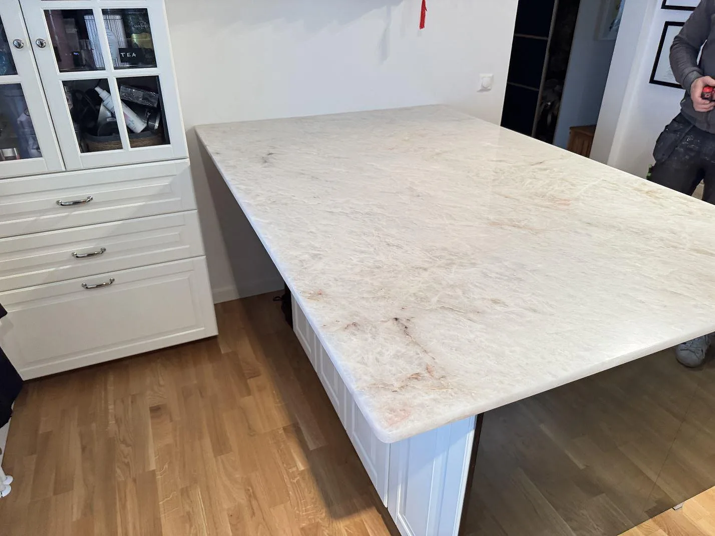 Stor köksbänkskiva i polerad Rosa Beta granit på vita köksstommar i Malmö.