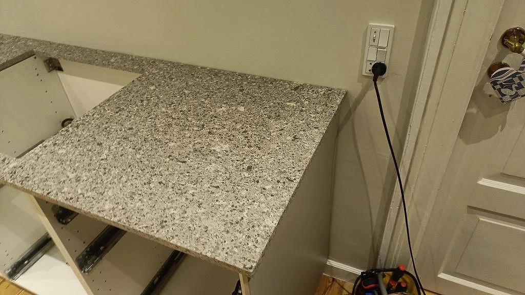 Detalj av Silestone Alpina White bänkskiva, matt Mocka, över vita köksstommar i København S.