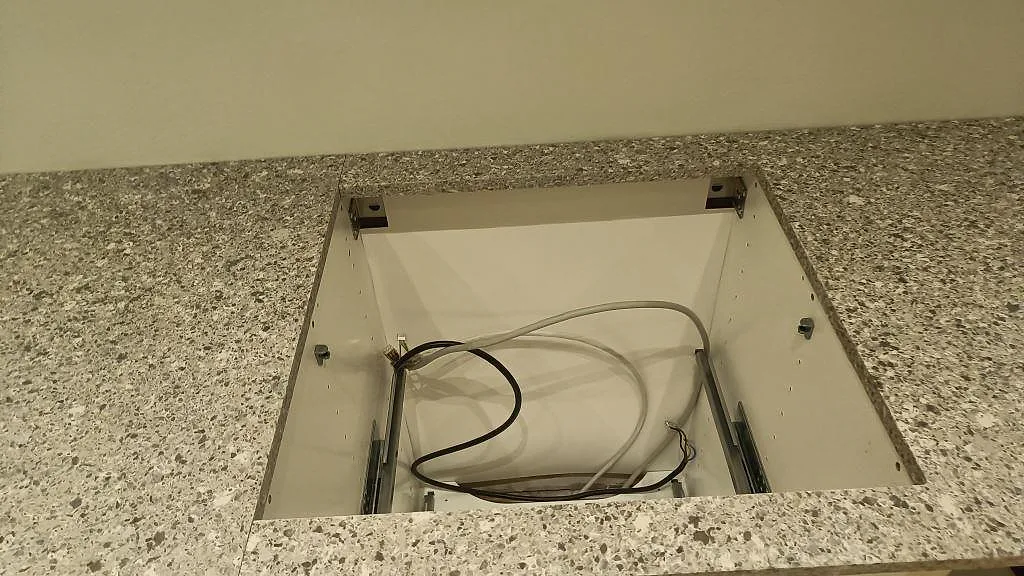 Hälluttag i en monterad Silestone Alpina White köksbänkskiva med gråspräcklig yta i København S.