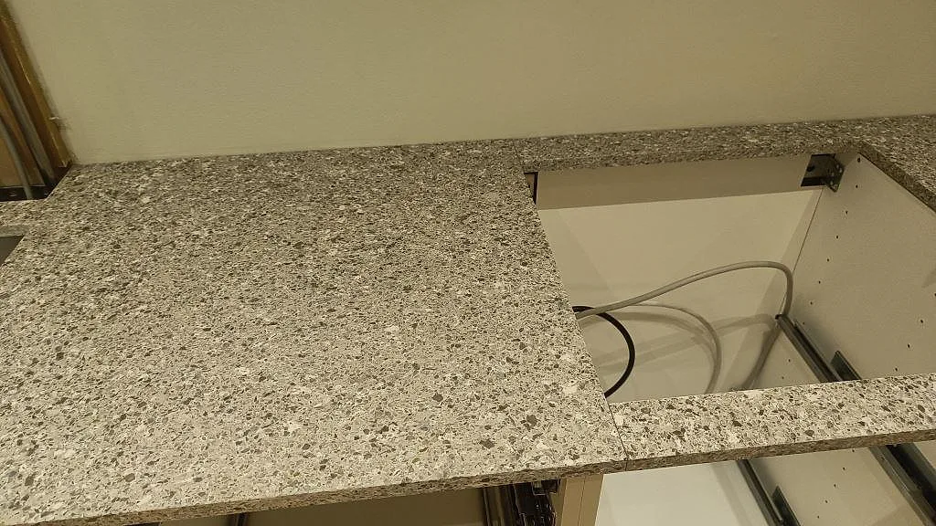 Närbild på hällöppning i Silestone Alpina White komposit, 20 mm matt Mocka, i København S.