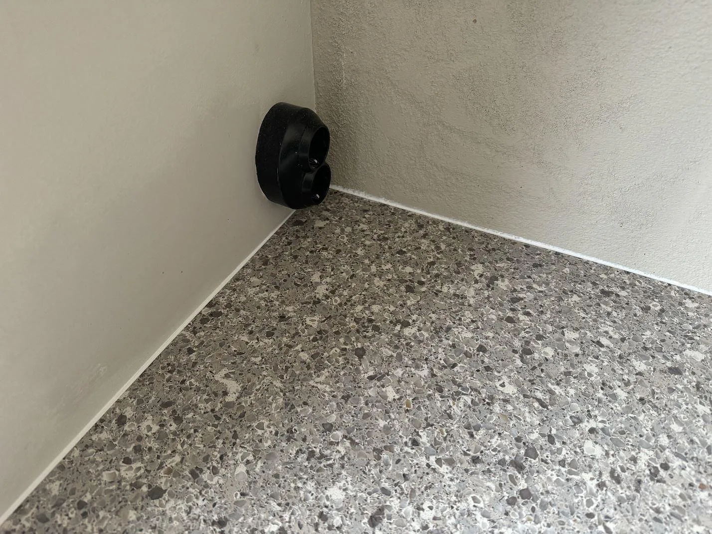 Närbild av hörnmonterad Silestone Alpina White bänkskiva med polerad gråvit komposityta mot vägg i Limhamn.