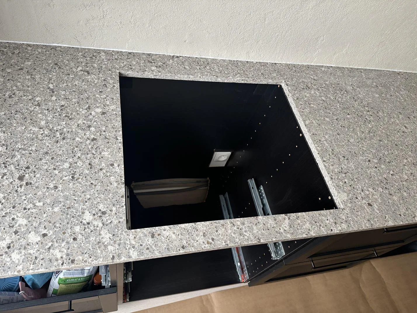 Detalj av öppet rektangulärt urtag i en 20 mm Silestone Alpina White bänkskiva med polerad yta i Limhamn.