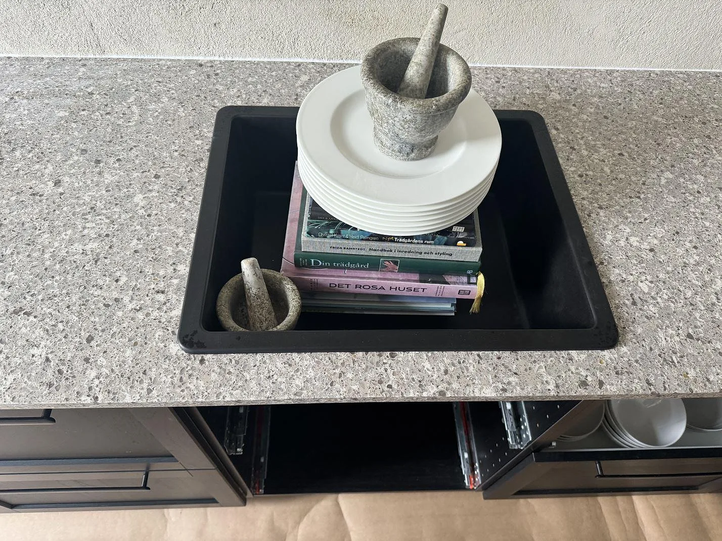 Köksbänkskiva i polerad Silestone Alpina White med svart infälld insats och gråvit komposityta i Limhamn.