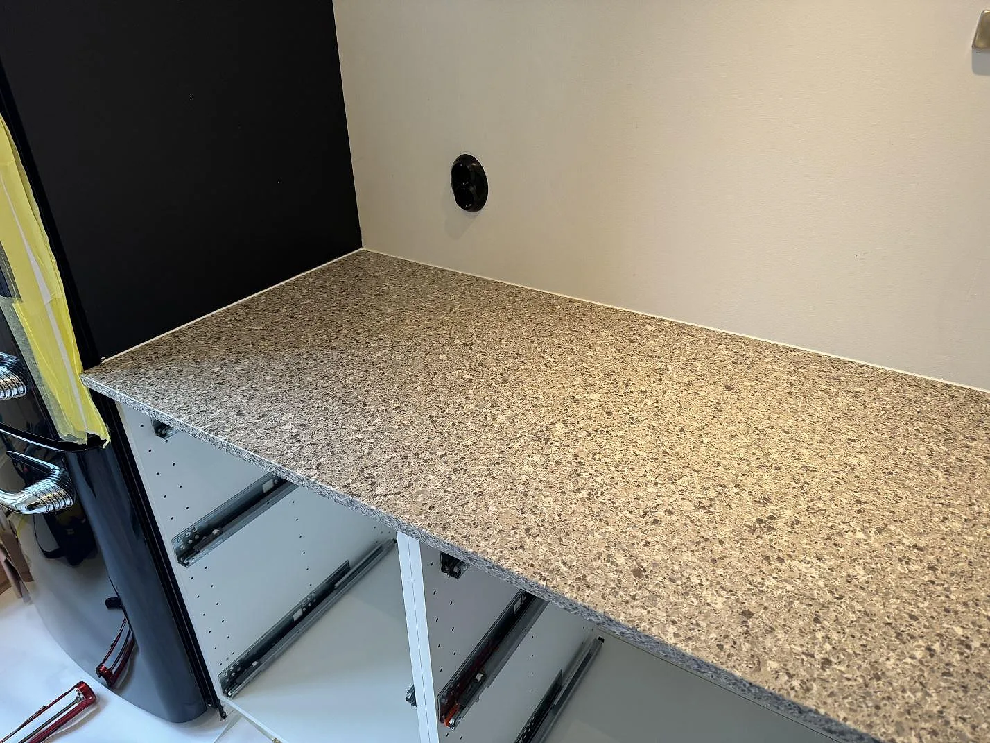 Arbetsyta i Silestone Alpina White, Mocka, mot svart stänkskydd och öppna köksstommar i Malmö.