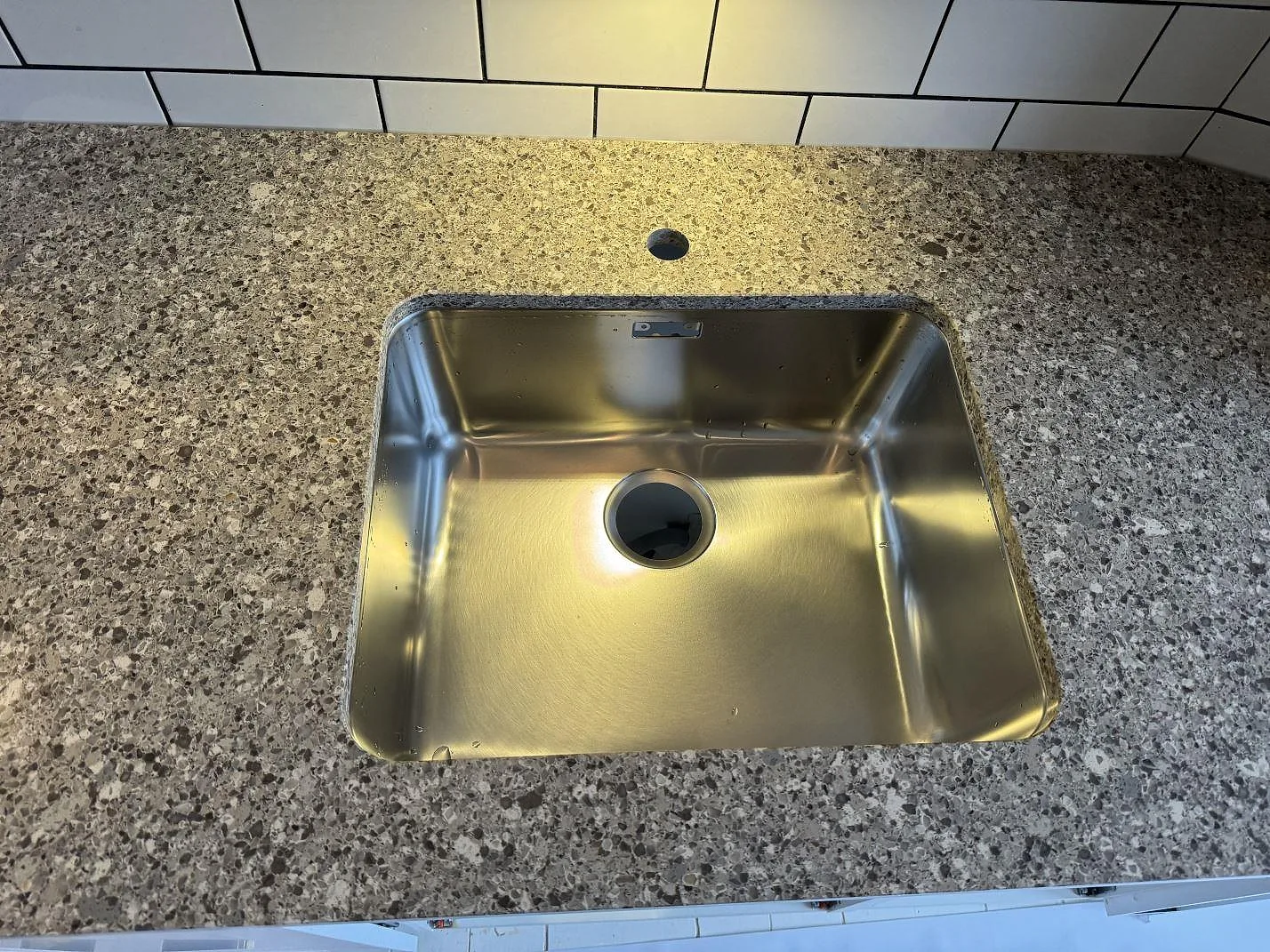 Topvy över underlimmad rostfri diskho i Silestone Alpina White, 20 mm Mocka, i Malmö.