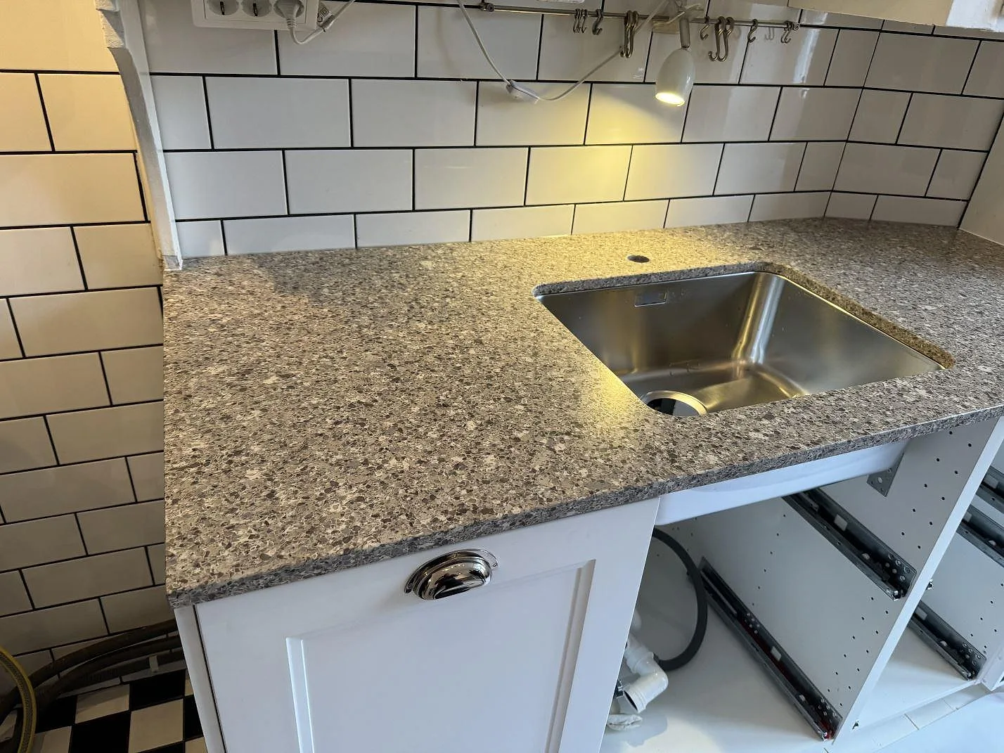 Köksbänkskiva i Silestone Alpina White, Mocka, med underlimmad rostfri diskho och vitt kakel i Malmö.