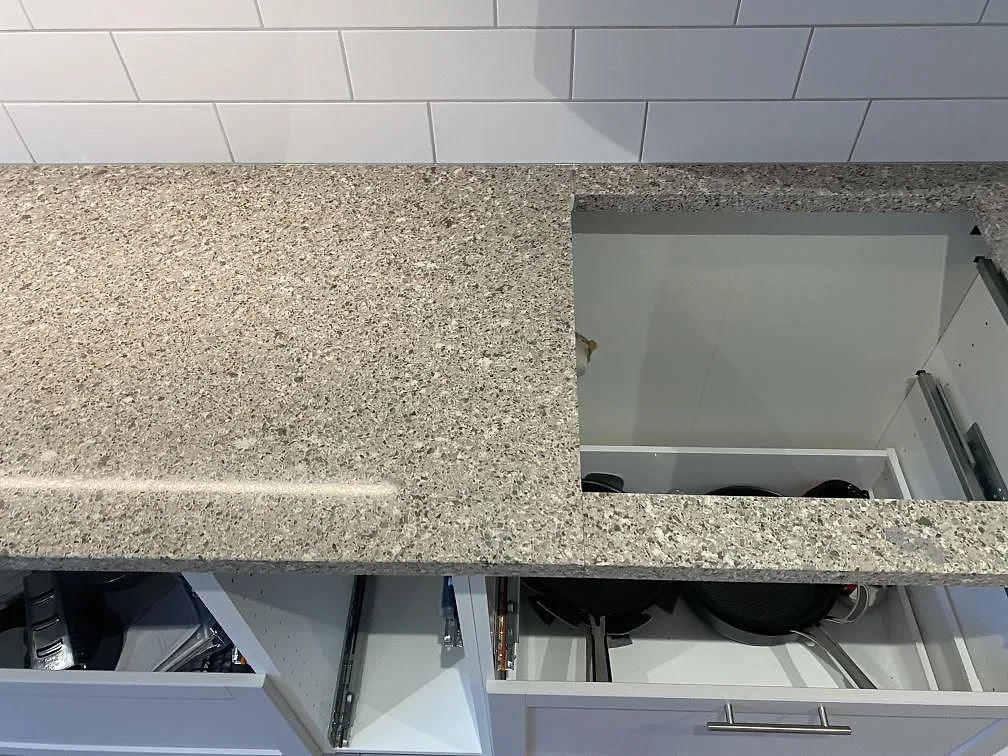 Polerad Silestone Alpina White med rektangulär hällöppning och synlig 30 mm kant i kök i Malmö.