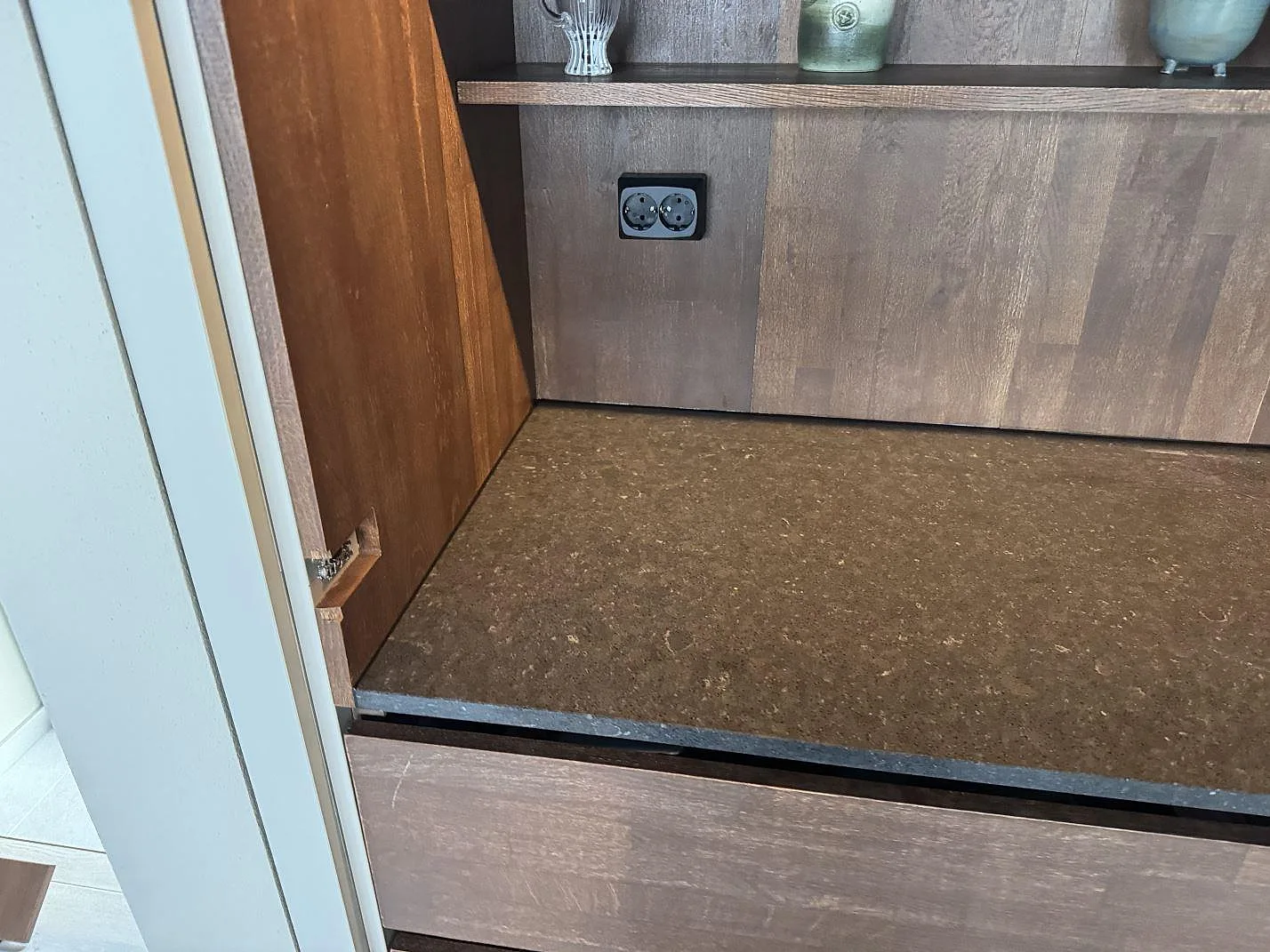 Inredningsskiva i polerad Silestone Arden Blue, 20 mm mörk komposit, monterad i träbyggd förvaring i Ängelholm.