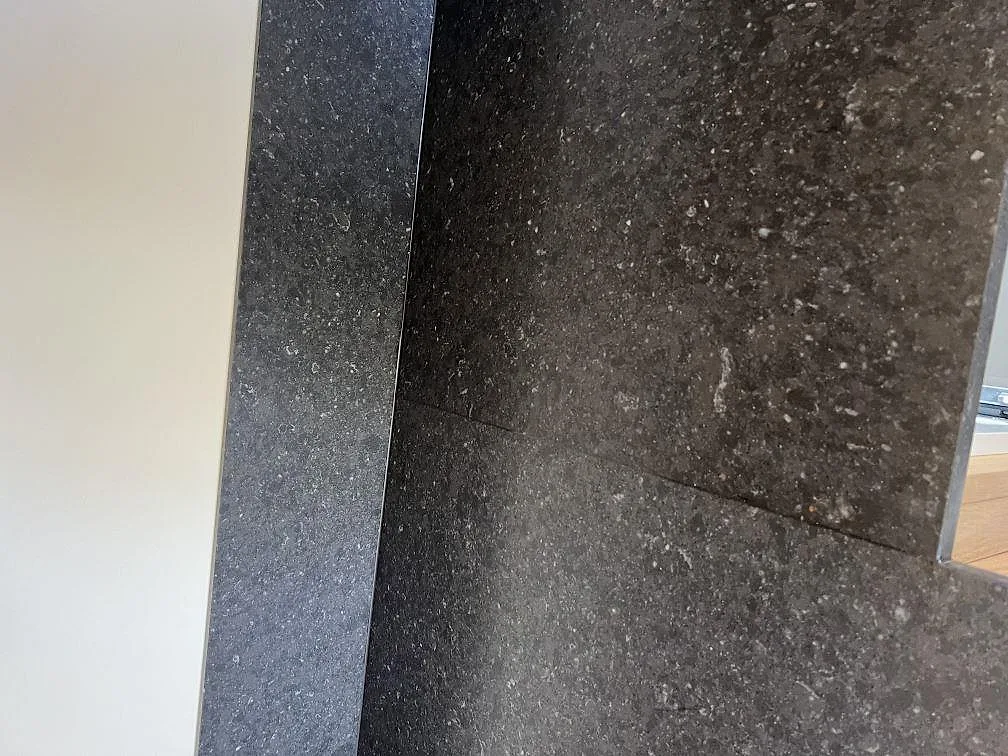Närbild på skarv och terrazzo-liknande mönster i Silestone Arden Blue komposit, matt Mocka, i köket i Sävedalen.