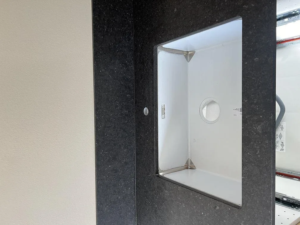 Diskhozon i Silestone Arden Blue med matt komposityta och mörk kant runt en ljus ho i köket i Sävedalen.