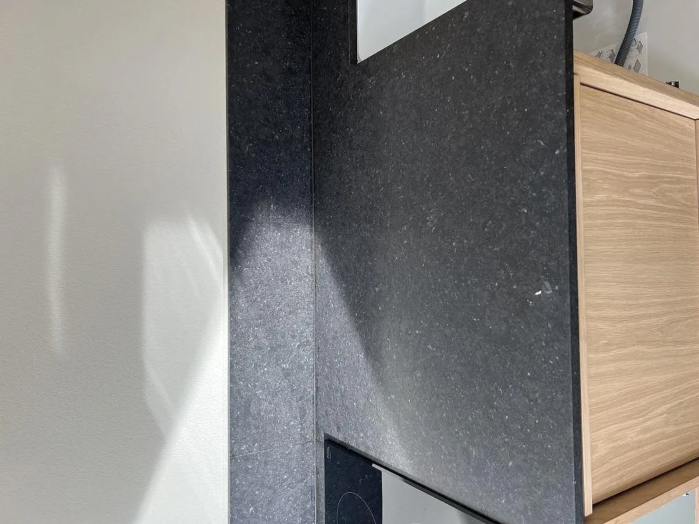 Detalj av Silestone Arden Blue runt diskho och träfront, mörk matt kompositbänkskiva i Sävedalen.