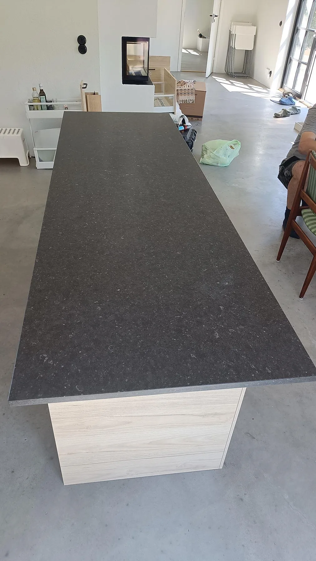 Köksö i Silestone Arden Blue, matt Mocka, fotograferad mot det öppna rummet under montering i Smedstorp.
