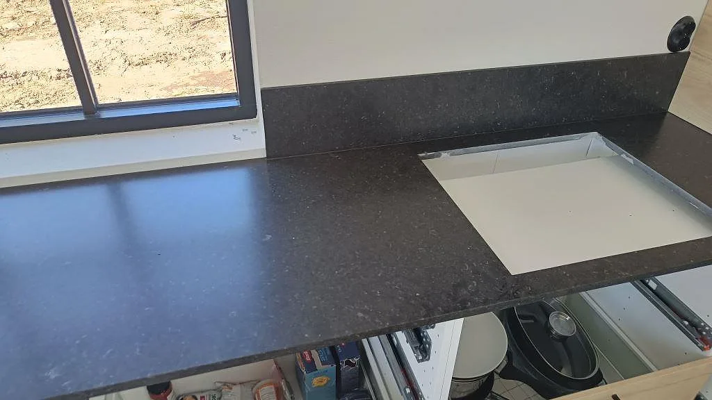 Silestone Arden Blue i matt Mocka med hällurtag och låg stänkkant på väggbänken i Smedstorp.