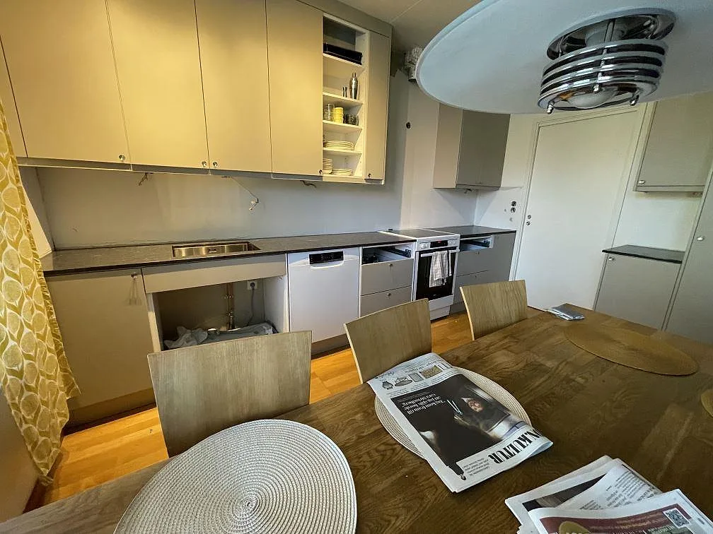 Köksbänkskiva i mörk Silestone Arden Blue, polerad komposit, monterad längs en köksrad i Spånga under pågående inredning.