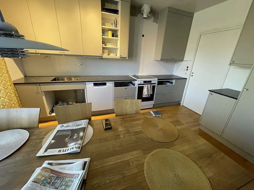 Polerad köksbänkskiva i Silestone Arden Blue med mörk jämn yta i ett kök i Spånga, fotograferad från matplatsen under montering.