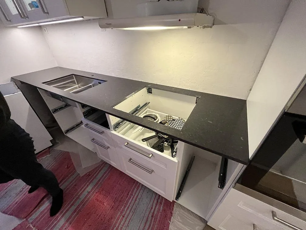 Köksbänkskiva i Silestone Arden Blue, polerad kvartskomposit, med synlig diskho och urtag i ett kök i Strängnäs.