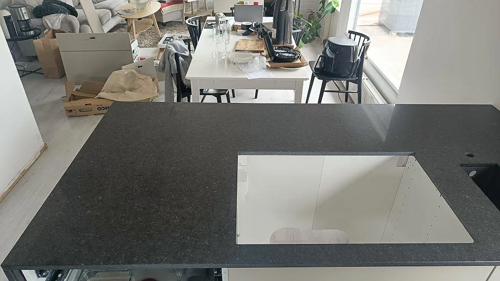 Bänkskiva i Silestone Arden Blue uppifrån med rektangulärt urtag för häll i ett kök i Torslanda.