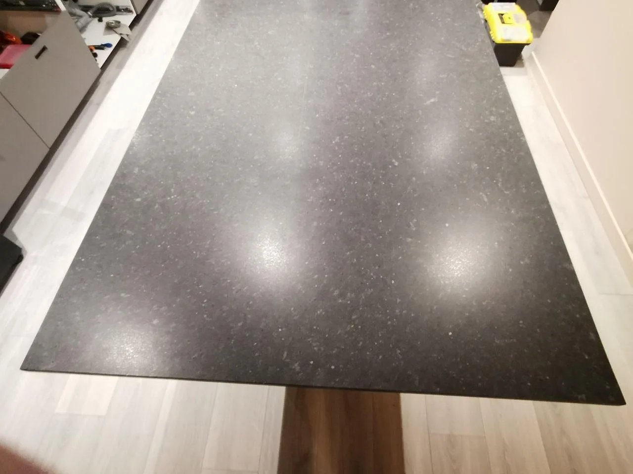 Närbild ovanifrån på bänkskiva i Silestone Arden Blue, matt mörkgrå kvartskomposit med fin ljus aggregatprickning, i ett kök i Varberg.