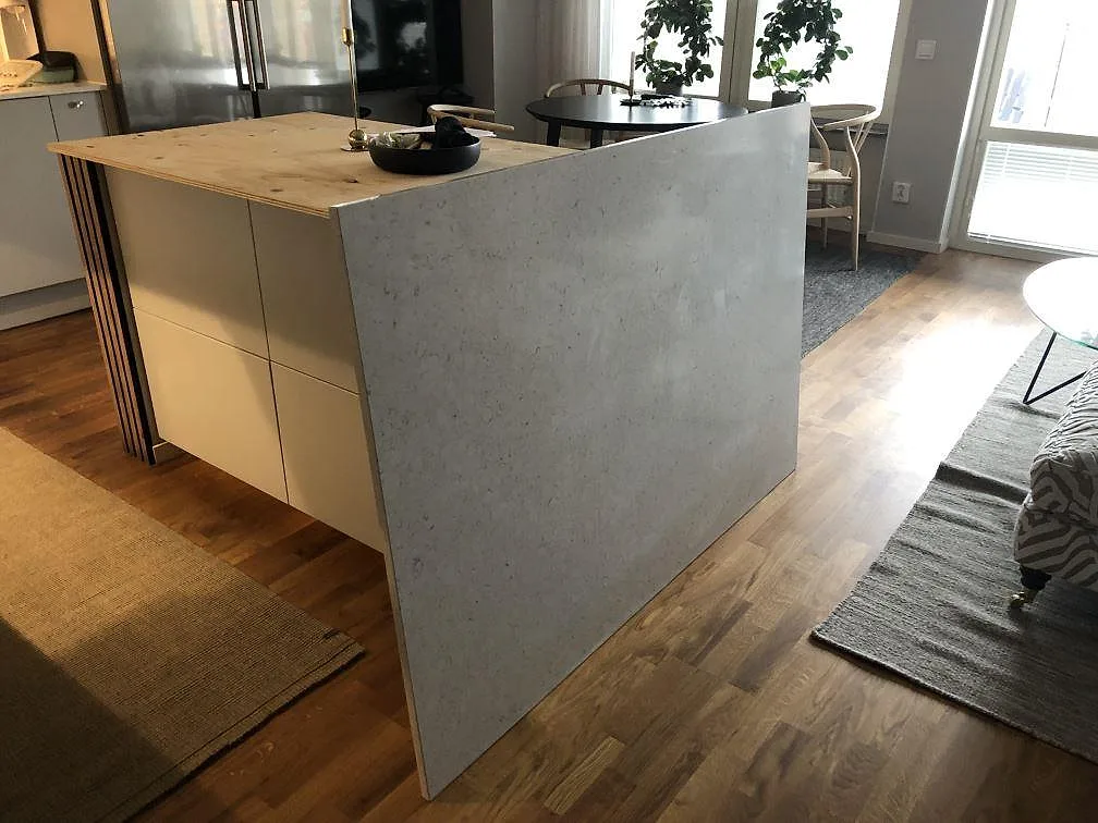 Köksö med 20 mm polerad Silestone Bianco River i ljus komposit, rakfasad kant och trägolv i ett kök i Malmö.