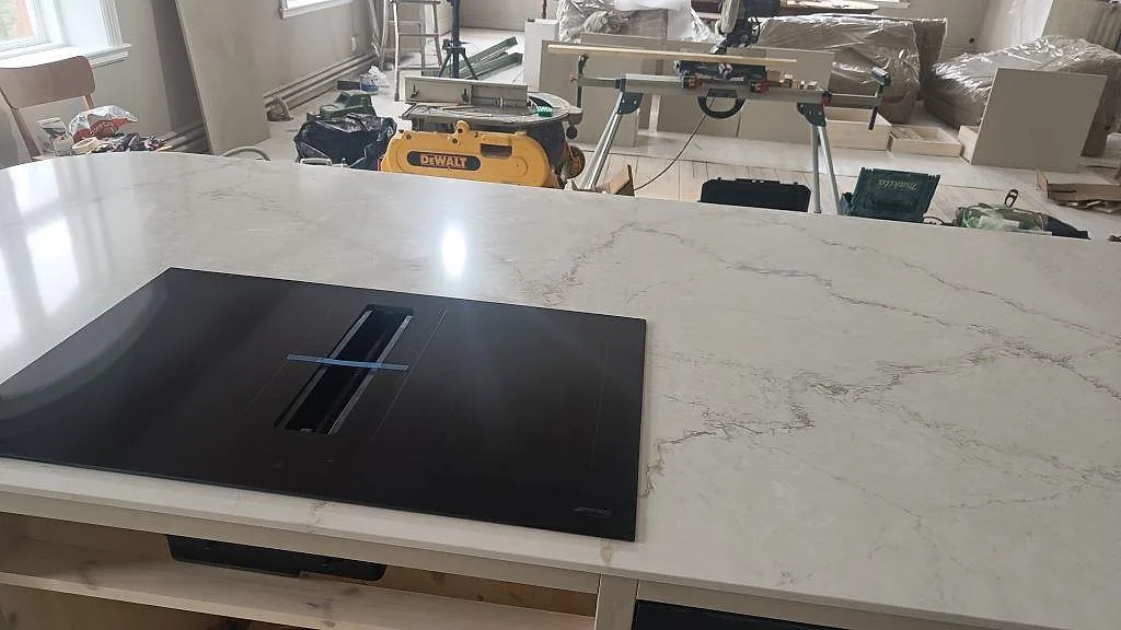 Detalj av köksbänkskiva i polerad Silestone Blanc Elysee med häll, blank yta och tydlig grå ådring i Allerum.