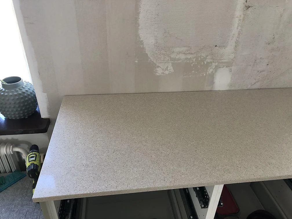 Bänkparti i vit Silestone Blanco City monterat i ett kök under installation i Ängelholm.