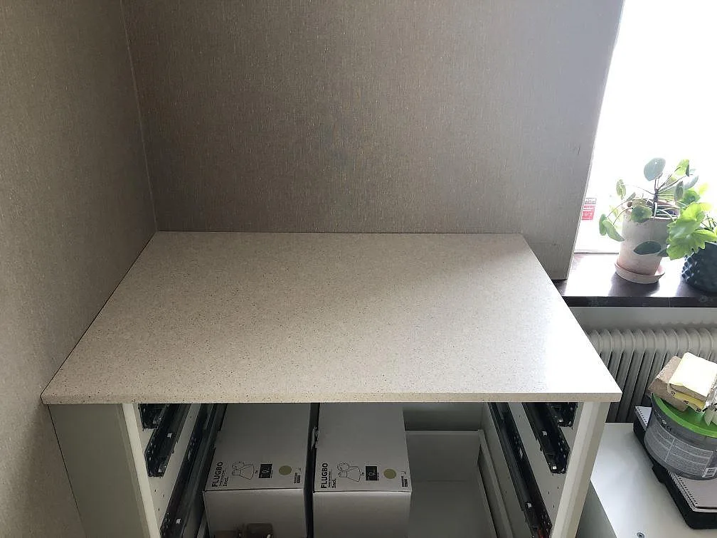 Köksbänkskiva i vit Silestone Blanco City vid fönster, med mjukt dagsljus över den spräckliga ytan, i Ängelholm.