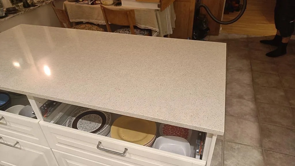Närbild av köksö med polerad Silestone Blanco City komposit och synlig stenkant i Malmö.