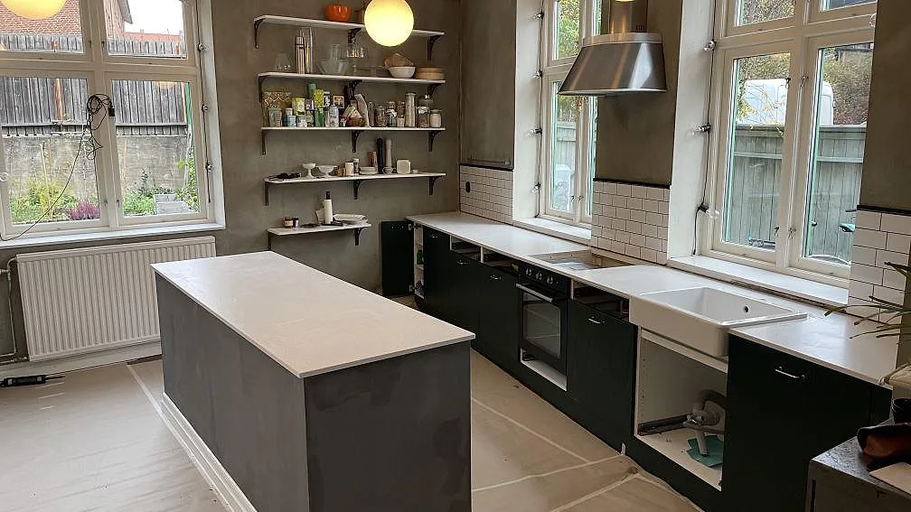 Köksbänkskiva och köksö i vit Silestone Blanco Maple 14 kvartskomposit med matt yta, monterad under montering i ett kök i Malmö.
