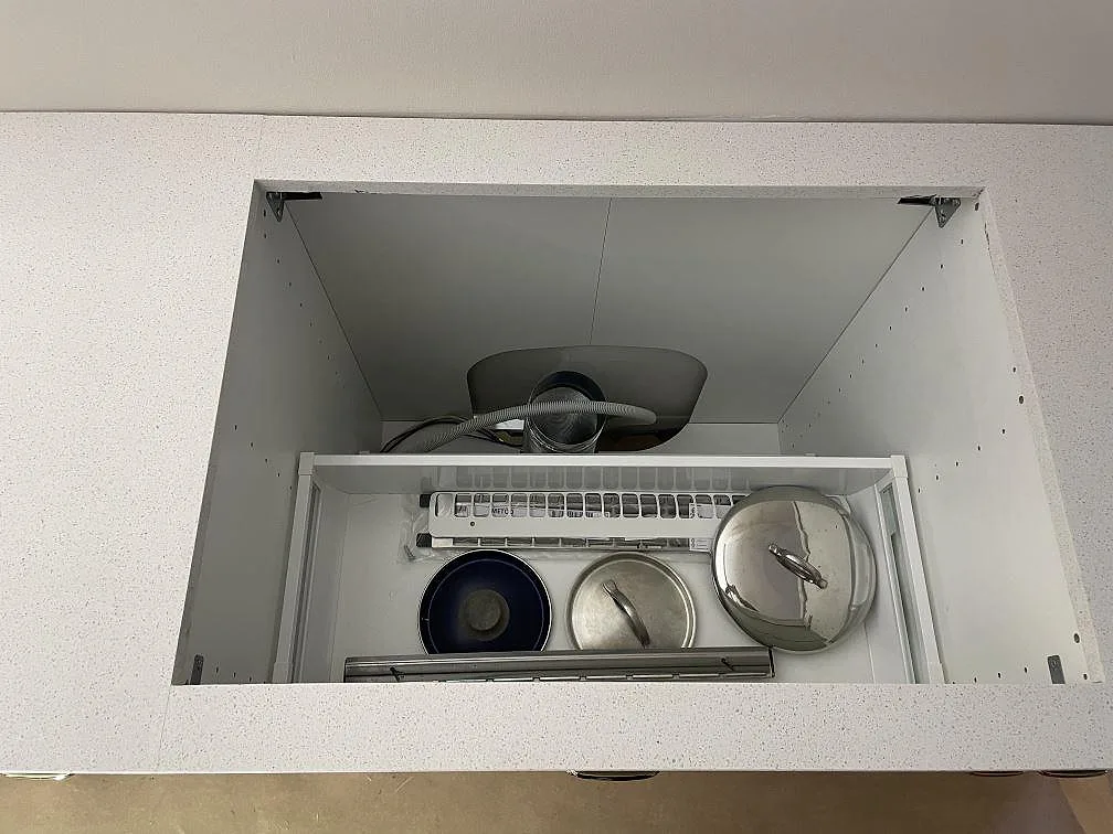 Stort underlimmat urtag i en köksbänkskiva av polerad Silestone Blanco Maple 14 med vit spräcklig kvartskomposityta i Malmö.