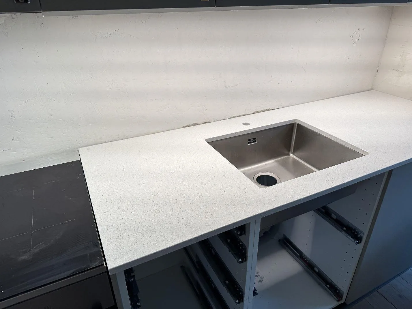 Polerad bänkskiva i Silestone Blanco Maple 14 med underlimmad rostfri diskho och öppna köksstommar i Malmö.