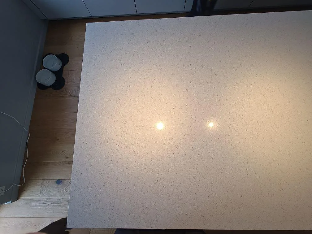 Topvy av köksbänkskiva i Silestone Blanco Maple 14, polerad komposit, på köksö i Stockholm.
