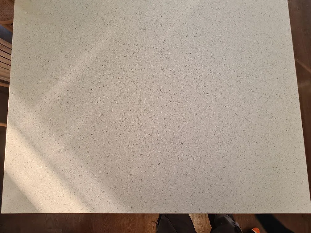 Ovanifrån syns den polerade kompositytan Silestone Blanco Maple 14 på köksön i Stockholm.
