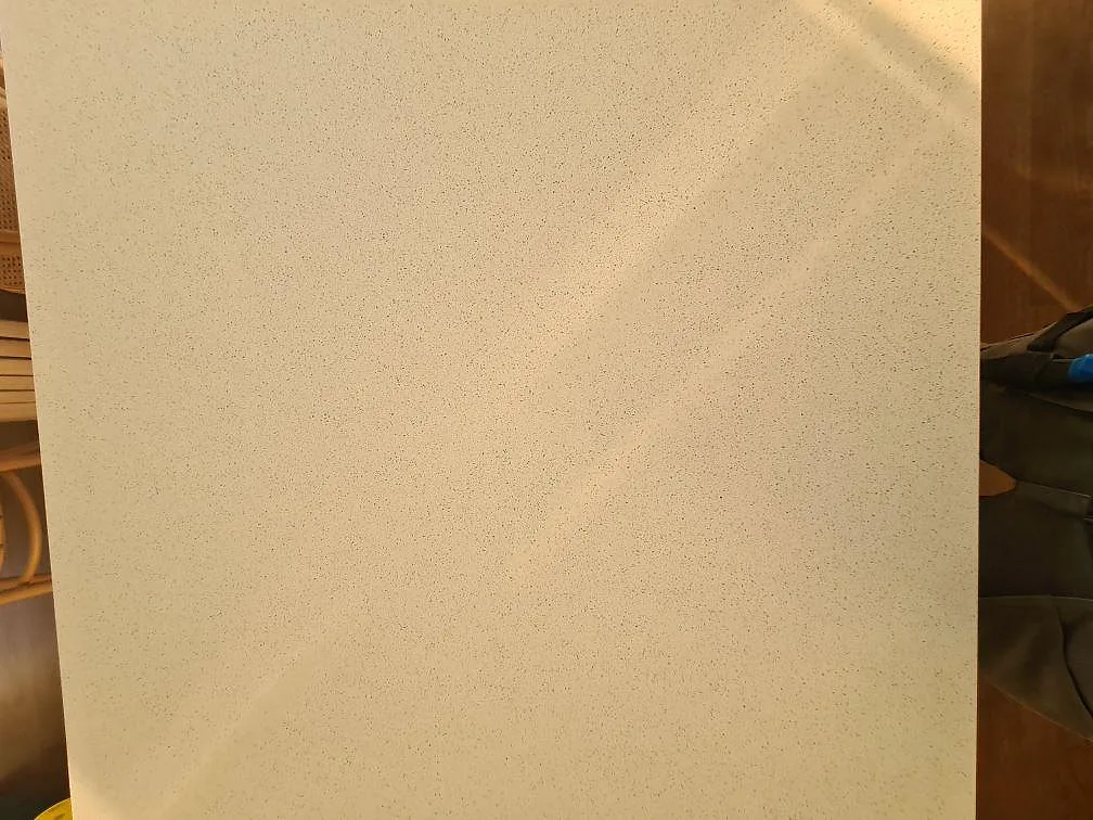 Närbild på varmvit Silestone Blanco Maple 14 i polerad finish på en installerad köksö i Stockholm.