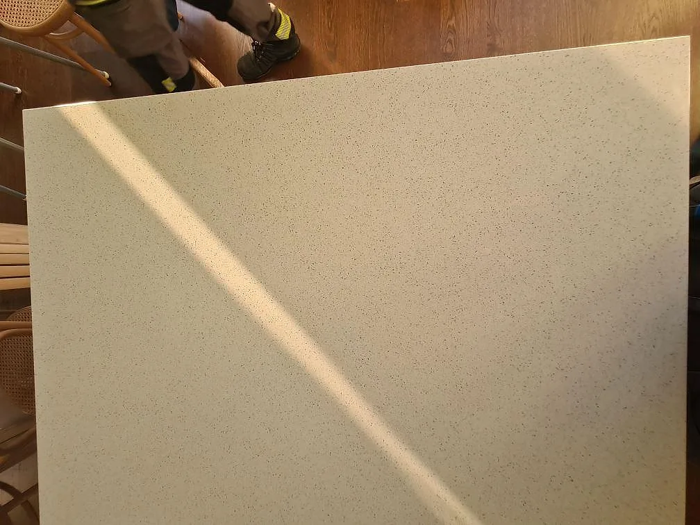 Topvy över köksö i Silestone Blanco Maple 14, polerad komposit, med synlig ljus ådring och prickbild i Stockholm.