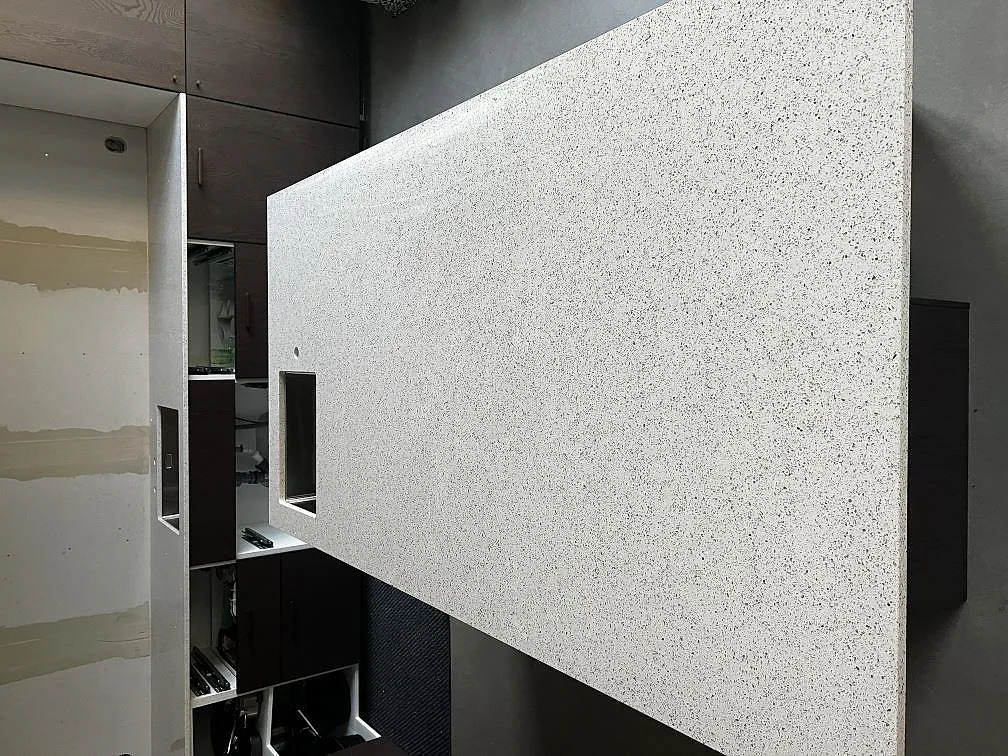 Ovanvy av köksö i polerad Silestone Blanco Stellar med vaskuttag och vit specklad kvartskomposit i Tvååker.