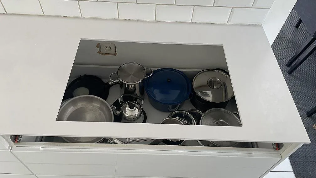 Hällöppning i vit polerad Silestone Blanco Zeus köksbänkskiva under montering i Bunkeflostrand.