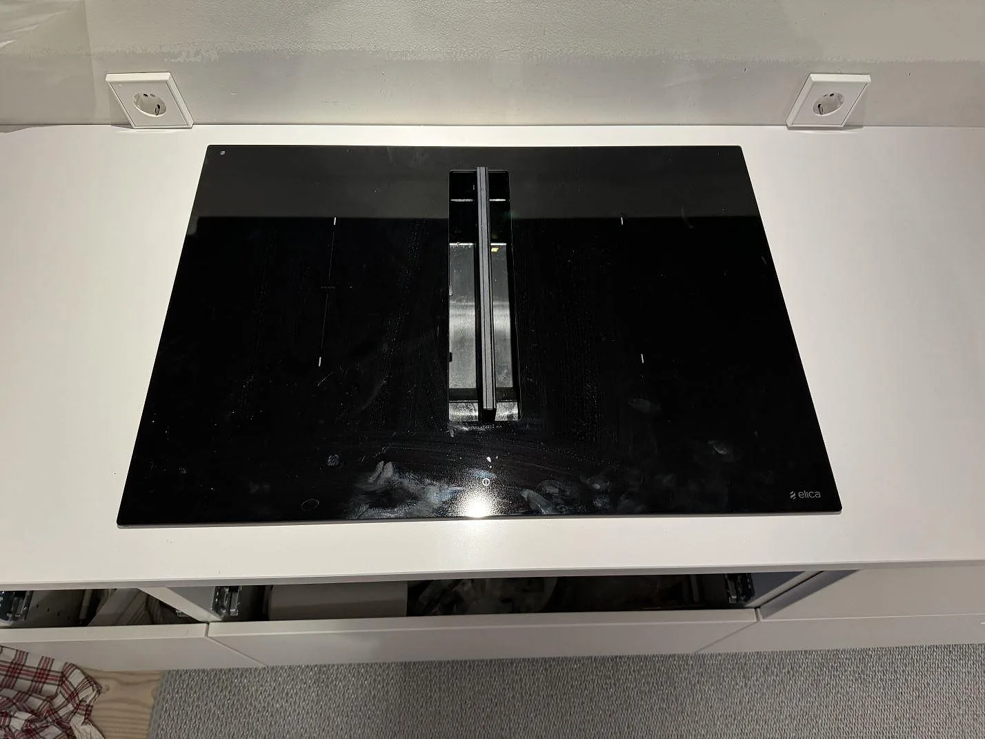 Närbild av induktionshäll monterad i polerad vit Silestone Blanco Zeus Extreme köksbänkskiva i Limhamn.