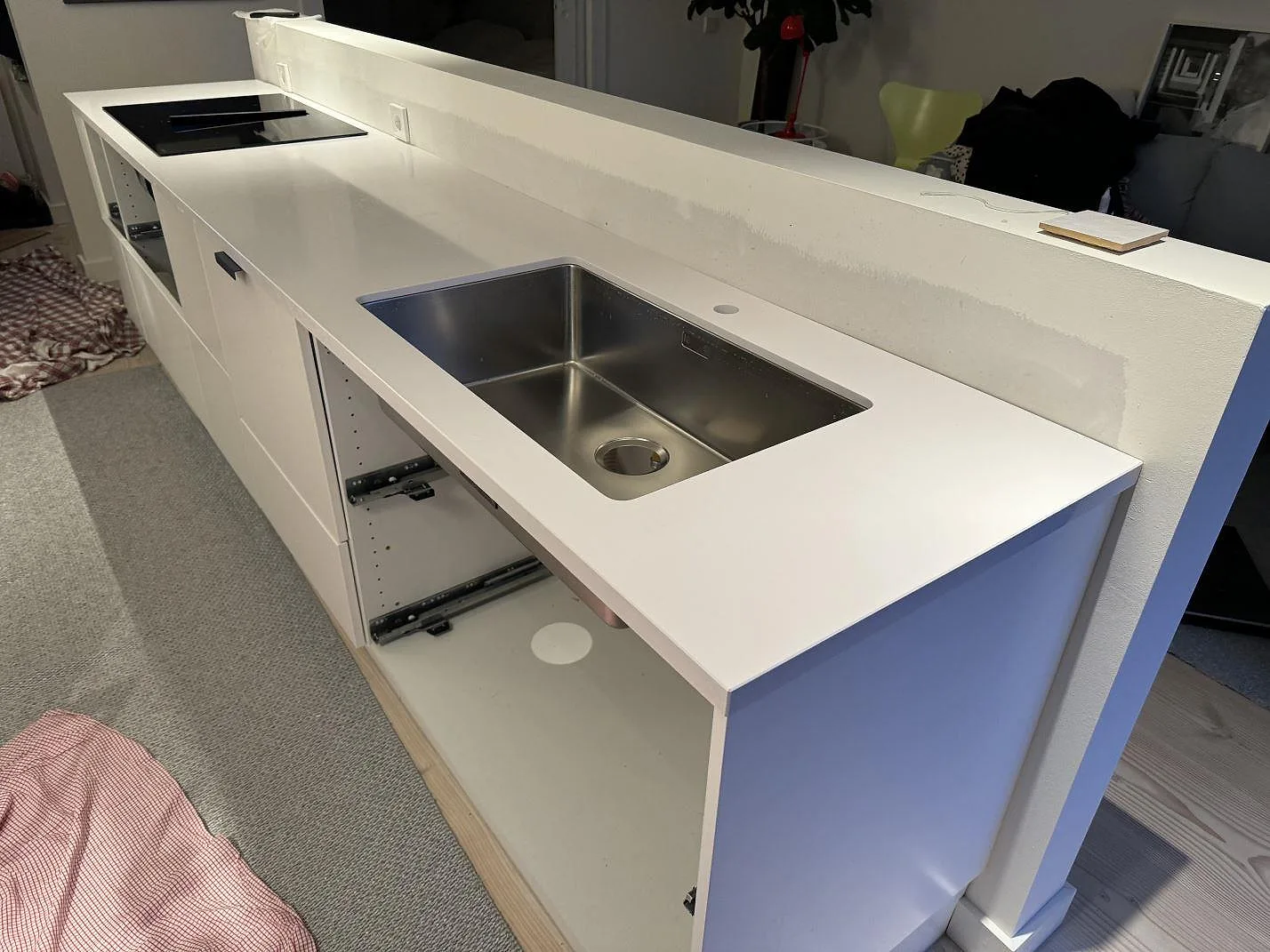 Köksbänkskiva i vit Silestone Blanco Zeus Extreme, polerad komposit, med underlimmad rostfri diskho och induktionshäll i Limhamn.