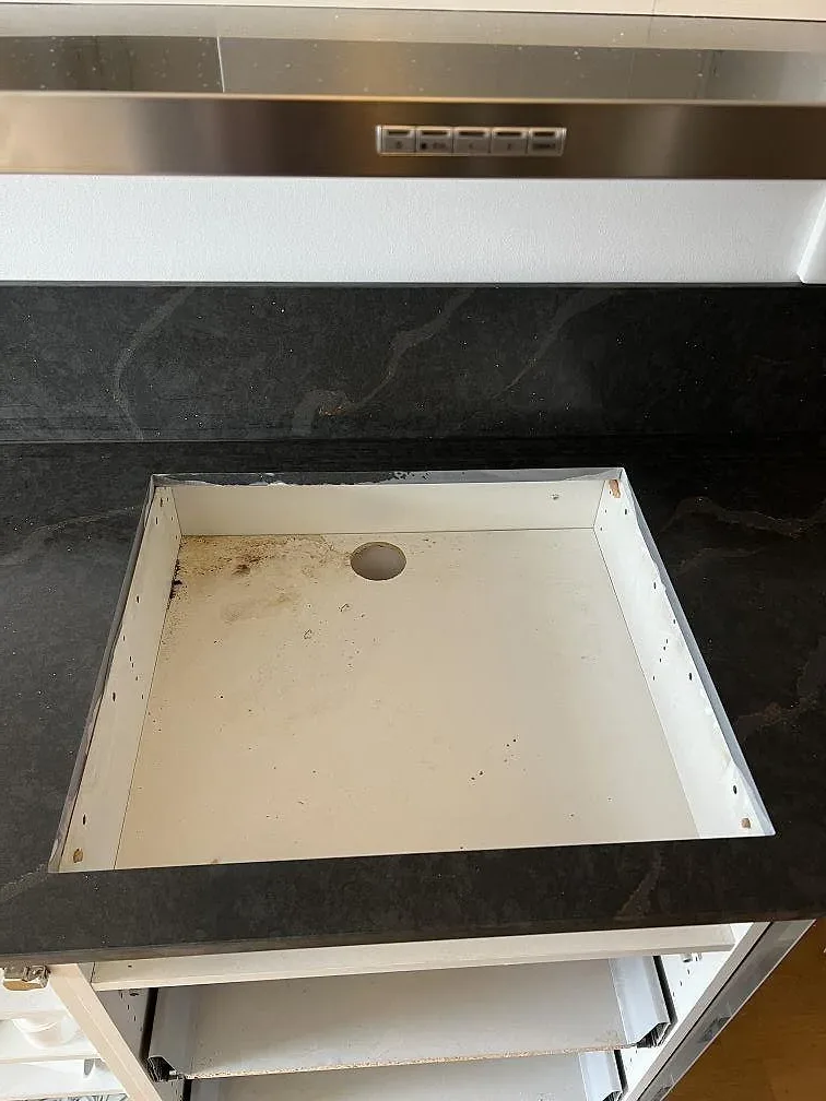 Hälluttag i polerad Silestone Bohemian Flame under rostfri köksfläkt med stänkskydd i Limhamn.