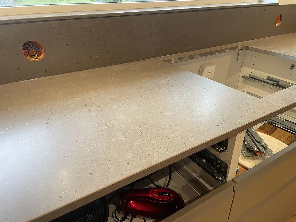 Detalj av köksbänkskiva i Silestone Brass Relish, matt Mocka komposit, med hällurtag och 12 mm stänkskydd i Åhus.