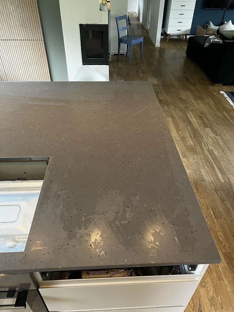 Närbild av 20 mm Silestone Brass Relish kompositskiva i matt Mocka-finish med utskärningar i ett kök i Ängelholm.