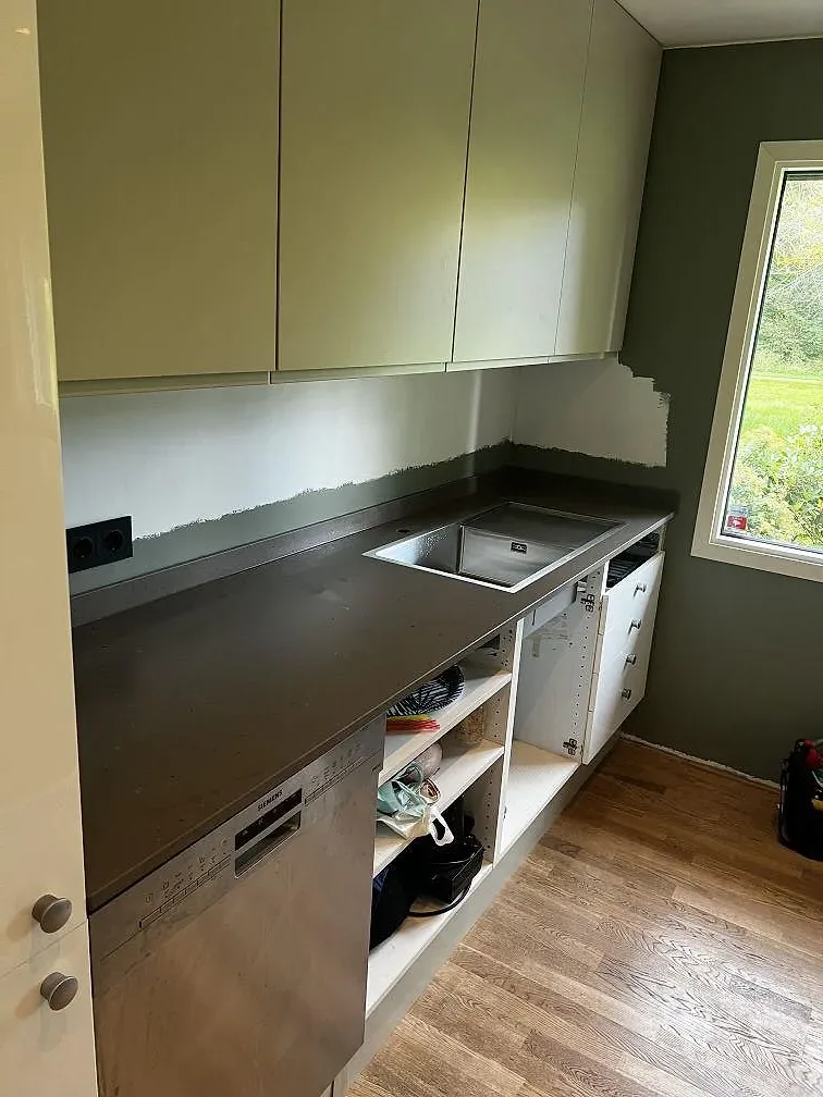 Montering av Silestone Brass Relish i Mocka-finish med rostfri underlimmad diskho och öppna köksstommar i Ängelholm.