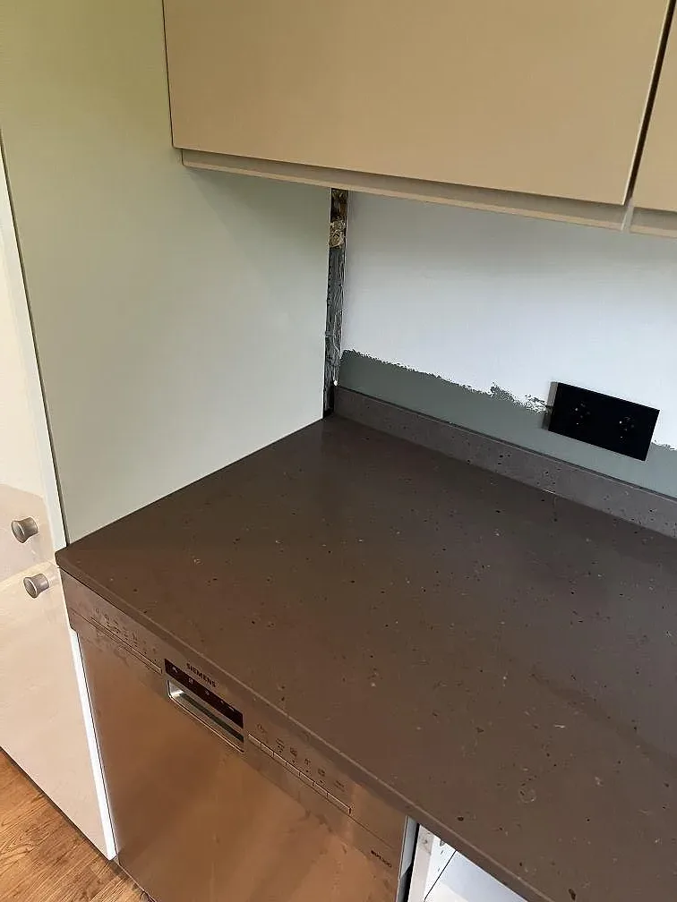 Närbild av Silestone Brass Relish bänkskiva i Mocka-finish med rostfri diskho och öppen stomme i Ängelholm.
