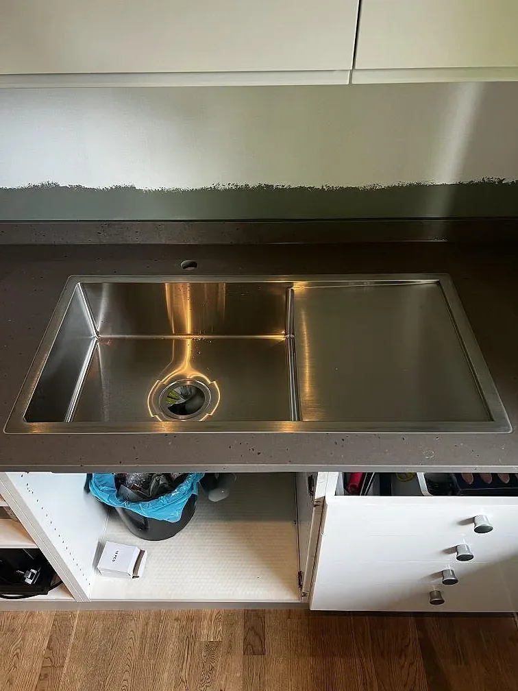 Rostfri underlimmad diskho monterad i Silestone Brass Relish kompositbänkskiva med matt Mocka-finish i Ängelholm.