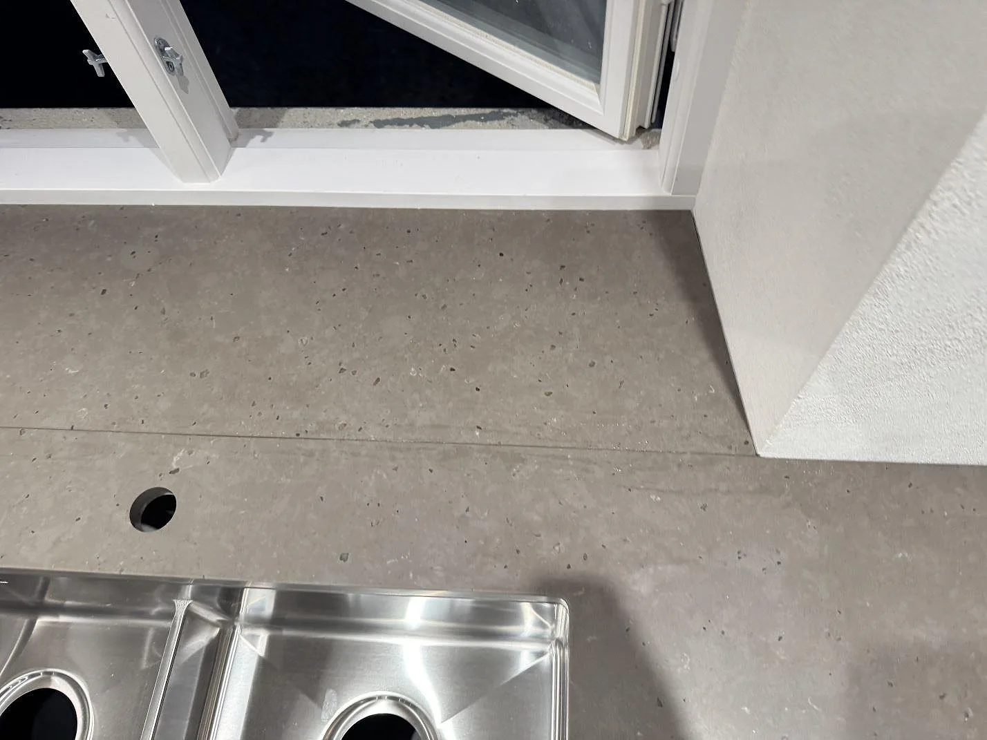 Arbetsyta i Silestone Brass relish, Mocka-finish, med fönsternisch och diskhozon i Barsebäck.